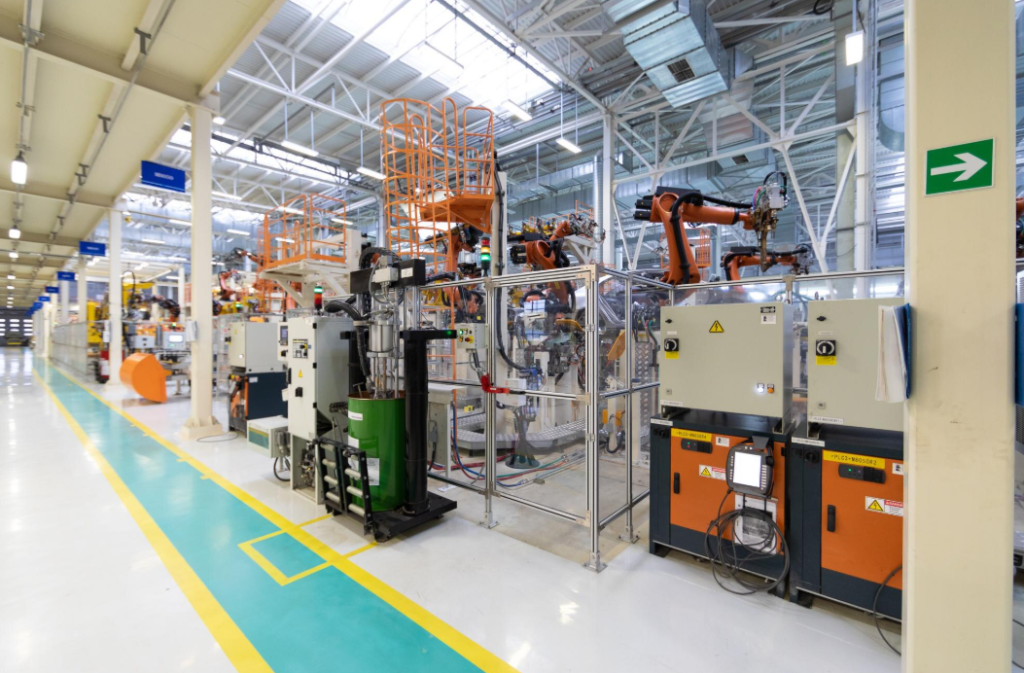 Smart factory floor utilizing EAM/FM solutions to standardize management and improve factory operational efficiency.